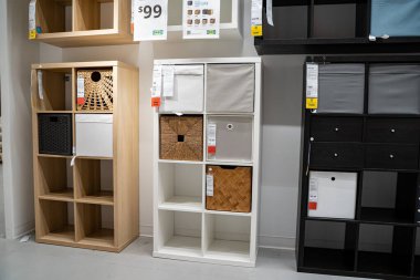IKEA mağazasındaki organizatör dolaplarının görüntüsü. Toronto, Kanada - 20 Kasım 2025.