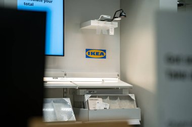 IKEA mağaza sergi salonunun iç manzarası. Toronto, Kanada - 20 Kasım 2025.