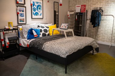 IKEA mağazasındaki yatak odası görüntüsü. Toronto, Kanada - 20 Kasım 2025.