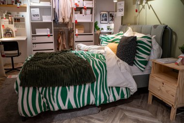 IKEA mağazasındaki yatak odası görüntüsü. Toronto, Kanada - 20 Kasım 2025.