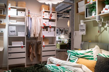 IKEA mağaza sergi salonunun iç manzarası. Toronto, Kanada - 20 Kasım 2025.