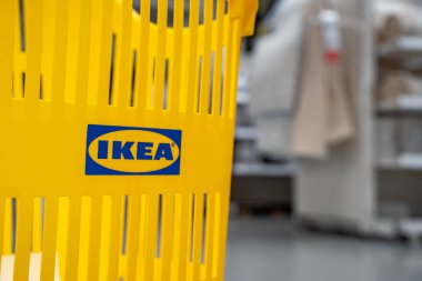 IKEA mağazasındaki sarı alışveriş arabasının görüntüsü. Toronto, Kanada - 20 Kasım 2025.
