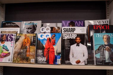 Erkek moda dergilerini kitapçıdaki rafta sergilenirken kapat. Toronto, Kanada - 20 Kasım 2025.