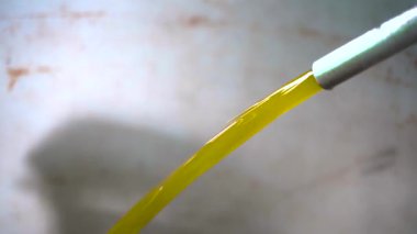 Fabrikada taze zeytinyağı işleme makineleri