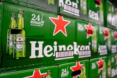 Bir kutu dolusu Heineken bira şişesi. Toronto, Kanada - 26 Kasım 2025.