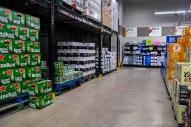 Büyük perakende deposunda bira paletleri görünüyor. Toronto, Kanada - 26 Kasım 2025.