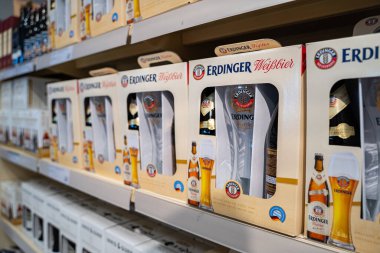 Erdinger Weissbier 'in hediye paketi raflarda. Toronto, Kanada - 26 Kasım 2025.