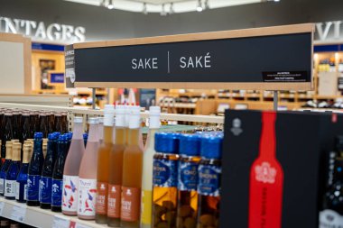 İçki dükkanındaki sake bölümü tabelasını kapat. Toronto, Kanada - 26 Kasım 2025.