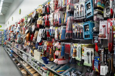 Mağaza koridorunda asılı çeşitli mutfak aletleri ve mutfak aletleri manzarası. Toronto, Kanada - 26 Kasım 2025.