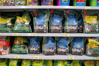 Çeşit çeşit çimen tohumu ve bahçe bakımı ürünleri rafta. Toronto, Kanada - 26 Kasım 2025.