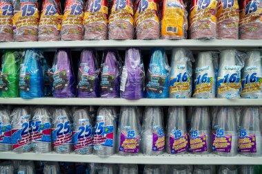 Mağaza rafındaki çeşitli plastik bardak paketlerinin görüntüsü. Toronto, Kanada - 26 Kasım 2025.