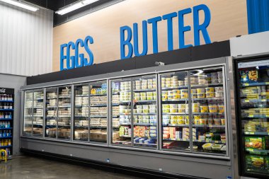 Dondurulmuş bakkalda yumurta ve tereyağı ürünlerinin görüntüsü. Toronto, Kanada - 26 Kasım 2025.