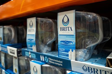 Depo rafındaki Brita su filtresi sürahilerini kapat. Toronto, Kanada - 26 Kasım 2025.