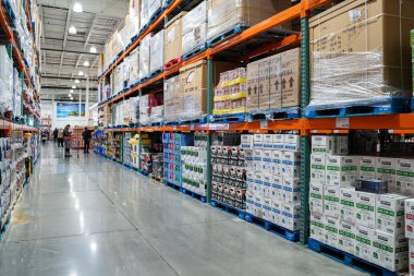 Ürün raflarıyla birlikte Costco pazarının iç görüntüsü. Toronto, Kanada - 26 Kasım 2025.