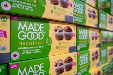 Made Good Morning 'in raftaki fırınlanmış yulaf kavanozu kutularına yakın çekim. Toronto, Kanada - 26 Kasım 2025.