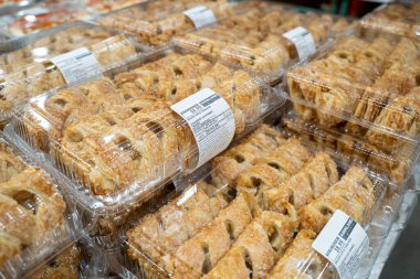 Kirkland 'ın plastik kaplarda elmalı pastalarını imzala. Toronto, Kanada - 26 Kasım 2025.