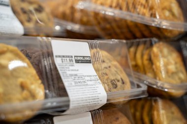 Fırın rafındaki plastik kaplarda bulunan Kirkland İmza Kurabiyeleri 'nin görüntüsü. Toronto, Kanada - 26 Kasım 2025.