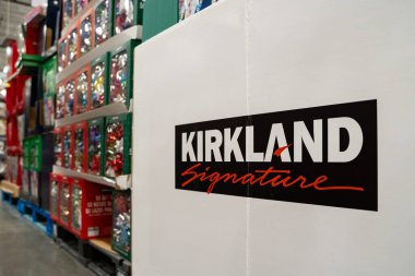Kirkland İmza amblemini beyaz mağaza vitrinine kapatın. Toronto, Kanada - 26 Kasım 2025.