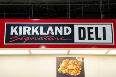 Dükkandaki Kirkland İmza Dükkanı tabelasını kapat. Toronto, Kanada - 26 Kasım 2025.