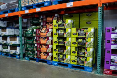 Meyve ve sebzeli Costco üretim bölümünün manzarası. Toronto, Kanada - 26 Kasım 2025.