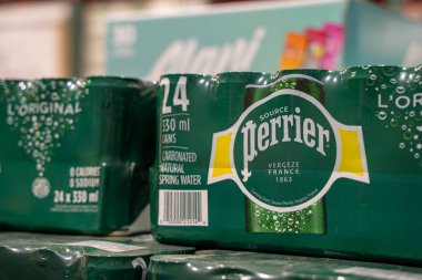 Perrier karbonatlı kaynak suyu paketini bir depoya kapatın. Toronto, Kanada - 26 Kasım 2025.