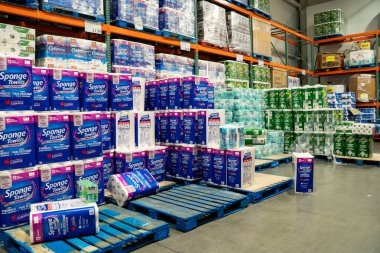 Depo paletlerinde istiflenmiş Bounty, Cashmere ve Kirkland banyo mendilleri. Toronto, Kanada - 26 Kasım 2025.