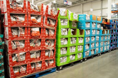 Depo paletlerinin üzerine yığılmış çeşitli protein tozu torbalarının görüntüsü. Toronto, Kanada - 26 Kasım 2025.