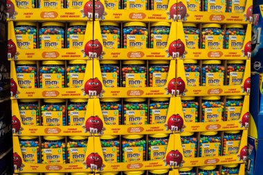 Vitrindeki MM 'in fıstık şekeri kavanozlarının görüntüsü. Toronto, Kanada - 26 Kasım 2025.