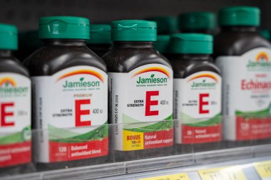 Mağaza rafındaki Jamieson E vitamini şişelerini kapat. Toronto, Kanada - 26 Kasım 2025.