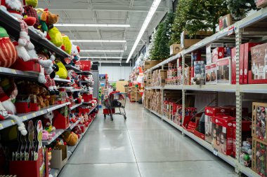 Mağaza koridorundaki Noel oyuncakları ve tatil süsleri manzarası. Toronto, Kanada - 26 Kasım 2025.