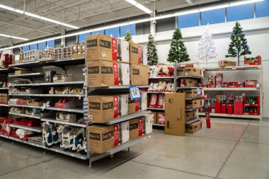 Perakende mağazasındaki Noel ağaçlarının ve tatil süslerinin manzarası. Toronto, Kanada - 26 Kasım 2025.