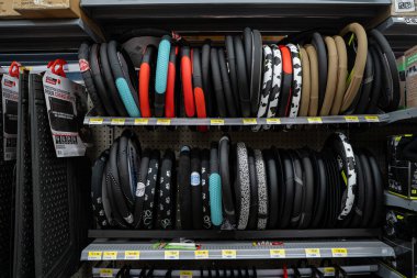 Mağazalardaki çeşitli direksiyon kılıflarının görüntüsü. Toronto, Kanada - 26 Kasım 2025.