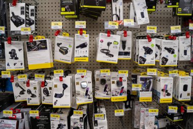 Çeşitli araba telefonu montajları ve aksesuarları ekrana getir. Toronto, Kanada - 26 Kasım 2025.