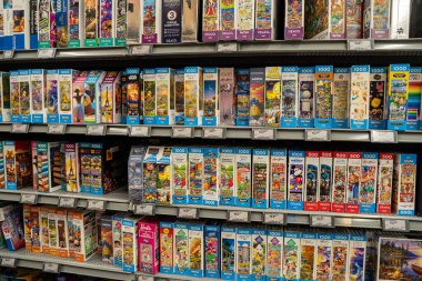 Raflarda sergilenen çeşitli yapbozların görüntüsü. Toronto, Kanada - 26 Kasım 2025.