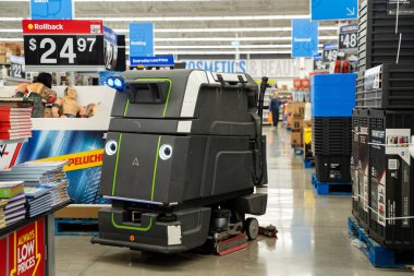 Mağaza koridorunda çalışan otonom zemin temizleme robotunun görüntüsü. Toronto, Kanada - 26 Kasım 2025.