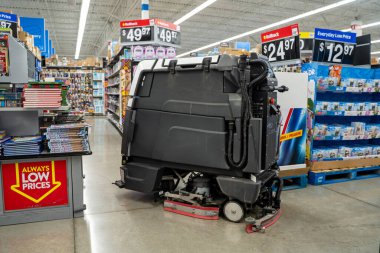 Mağaza koridorunda çalışan otonom zemin temizleme robotunun görüntüsü. Toronto, Kanada - 26 Kasım 2025.