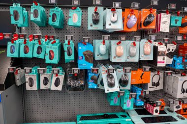 Mağaza rafında gösterilen bilgisayar fare ürünlerinin görüntüsü. Toronto, Kanada - 26 Kasım 2025.