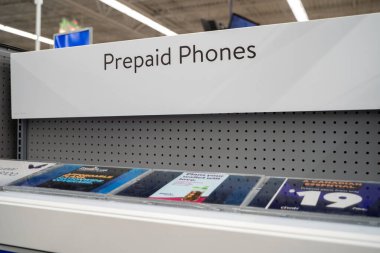 Perakende mağazasındaki ön ödemeli telefon tabelasını kapat. Toronto, Kanada - 26 Kasım 2025.