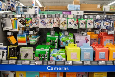 Hazır film ve tek kullanımlık kameraların rafta görüntüsü. Toronto, Kanada - 26 Kasım 2025.