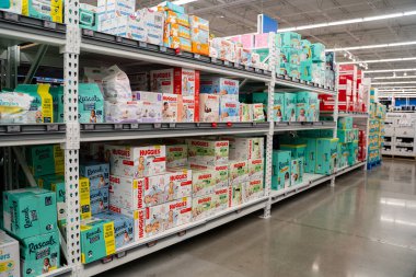 Süpermarket raflarındaki bebek bezi paketlerinin görüntüsü. Toronto, Kanada - 26 Kasım 2025.