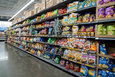 Süpermarket raflarındaki çeşitli cips ve abur cuburların görüntüsü. Toronto, Kanada - 26 Kasım 2025.