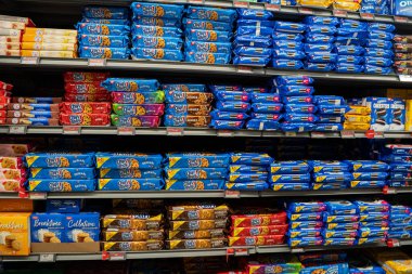 Market raflarında Chips Ahoy ve Oreo 'nun da bulunduğu çeşitli paketlenmiş kurabiyelerin görüntüsü. Toronto, Kanada - 26 Kasım 2025.