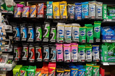 Mağaza raflarında çeşitli sakız paketlerinin görüntüsü. Toronto, Kanada - 26 Kasım 2025.