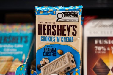 Hershey 'nin Kurabiyeleri' nin çikolata ambalajının kapağını kapatın. Toronto, Kanada - 26 Kasım 2025.