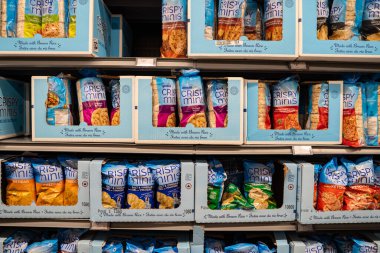 Süpermarket raflarında çeşitli Quaker Çıtır Mini pirinç atıştırmalıkları. Toronto, Kanada - 26 Kasım 2025.