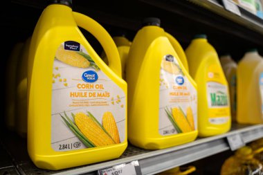 Süpermarket rafındaki Great Value mısır yağı şişelerini kapatın. Toronto, Kanada - 26 Kasım 2025.