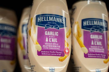 Hellmann 'ın sarımsaklı aioli mayonez şişelerini süpermarket rafına kapatın. Toronto, Kanada - 26 Kasım 2025.