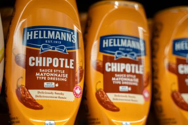 Hellmann 'ın mayonez şişelerini süpermarket rafına kapatın. Toronto, Kanada - 26 Kasım 2025.