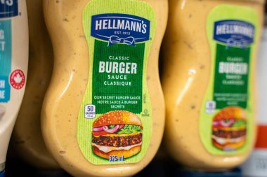 Hellmann 'ın süpermarket rafındaki klasik hamburger sosu şişelerini kapatın. Toronto, Kanada - 26 Kasım 2025.