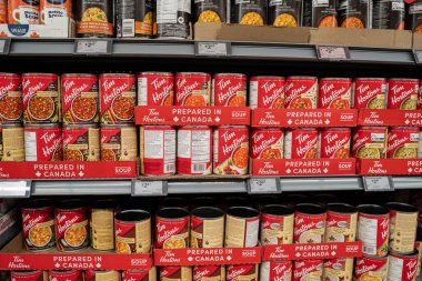 Tim Hortons süpermarket raflarında sergilenen konserve çorba ürünleri. Toronto, Kanada - 26 Kasım 2025.